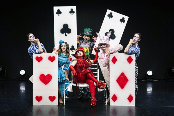 GÖRSEL BİR ŞÖLEN: "ALICE'S MIRRORLAND ADVENTURE"