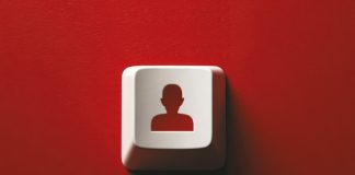 DOĞU YÜCEL’DEN BOL SÜRPRİZLİ BİR ROMAN: “TROL”