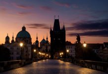 PRAG’IN ŞİİRSEL YÜZÜ İZZET KERİBAR’IN KADRAJINDA