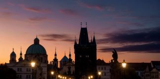 PRAG’IN ŞİİRSEL YÜZÜ İZZET KERİBAR’IN KADRAJINDA