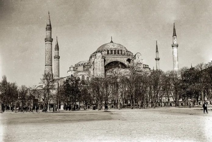 AYASOFYA'NIN DEĞİŞİMİNİN GÖRSEL BELGELERİ-FETHİN MÜHRÜ Ayasofya'nın bilinmeyen fotoğrafları yayımlandı.