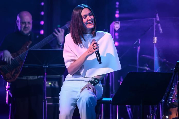 BERGÜZAR KOREL ENKA AÇIKHAVA TİYATROSU'NDA bergüzar korel - enka açıkhava - hatırladıkça