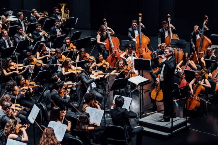 TÜRKİYE GENÇLİK FİLARMONİ ORKESTRASI 20. YILINI KUTLUYOR Türkiye Gençlik Filarmoni Orkestrası - müziğin sihri