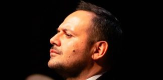 MURAT KARAHAN “ROMANTİKLER” İLE ZORLU PSM’DE Farklı dönemlerden ve müzikal dünyalardan eserleri aynı sahnede buluşturan “Romantikler”, Murat Karahan’ın güçlü vokali ve kendine özgü yorumuyla 26 Eylül akşamı Zorlu PSM Turkcell Sahnesi’nde