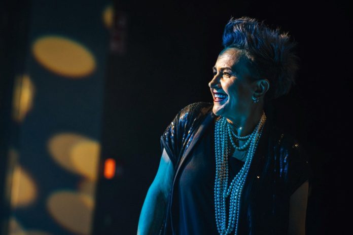 Amira Medunjanin, Sevdalinka'nın aşkı, özlemi ve tutkuyu anlatan zamansız şarkılarını Piu Entertainment organizasyonuyla 24 Ekim'de Zorlu PSM sahnesine taşıyor.